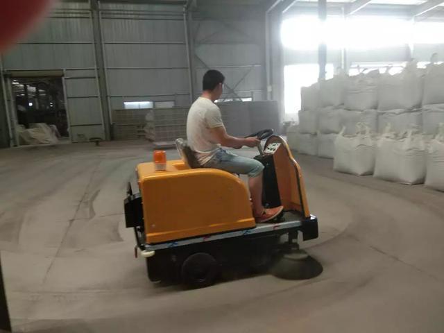 駕駛式掃地機(jī)